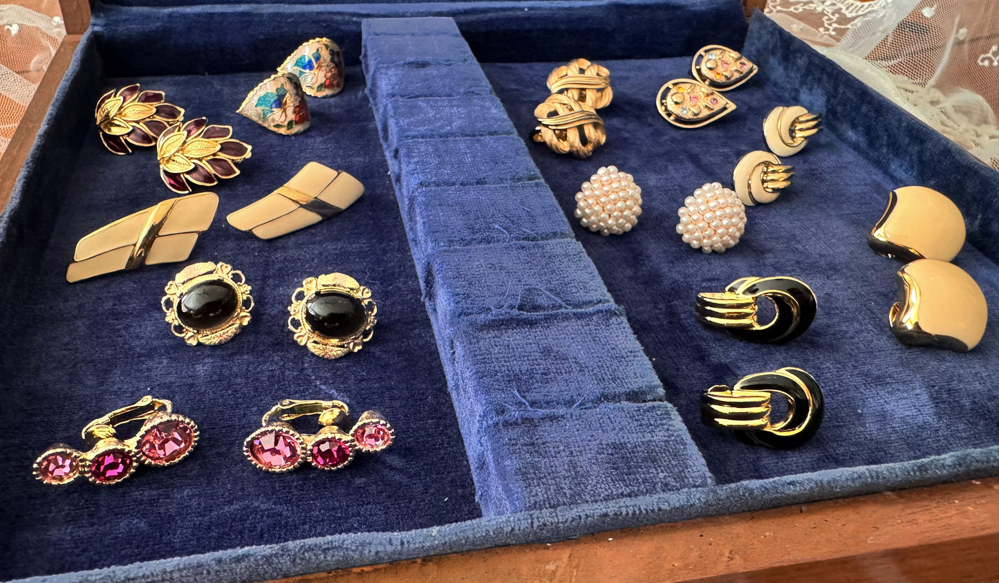 Vintage 1980/1990 Signed Trifari Leaf Clip On Earrings